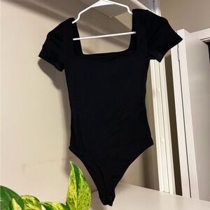 Aritzia Babaton Contour Square Neck Short Sleeved Bodysuit